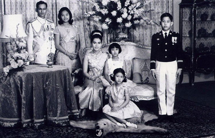 করোনা পরিস্থিতির জেরে গত ২৬ মার্চ থেকে থাইল্যান্ড জুড়ে জারি হয়েছে জরুরি অবস্থা। তার মধ্যে দেশবাসীকে রেখে রাজা চলে গিয়েছেন নিশ্চিত আশ্রয়ে। এই প্রসঙ্গে তাইল্যান্ডের অ্যান্টি ডিফেমেশন আইনের জোরে সেই দেশের সংবাদমাধ্যমের আক্রমণ থেকে রক্ষা পেয়েছেন রাজা মহা বাজিরালংকর্ণ।