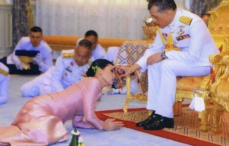 কিন্তু বন্ধ করা যায়নি সোশ্যাল মিডিয়ার মুখ। সেখানে তীব্র সমালোচিত হয়েছেন রাজা বাজিরালংকর্ণ। আন্তর্জাতিক সংবাদমাধ্যমও তার এই সিদ্ধান্তকে ‘পলাতক’ মনোভাব বলেই তকমা দিয়েছে। সেখানেই তিনি যথেষ্ট আক্রমণের লক্ষ্য।