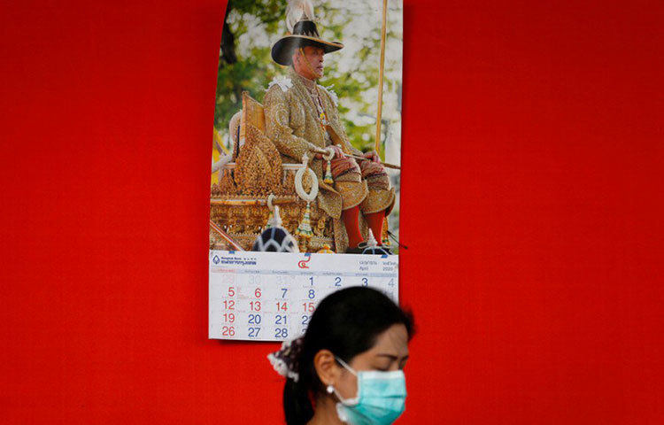 টুইটারে সরাসরি প্রশ্ন করা হয়েছে, প্রজাদের সঙ্কটকালেই রাজা যদি তাদের পাশে না থাকেন, তা হলে রাজার প্রয়োজন কী!