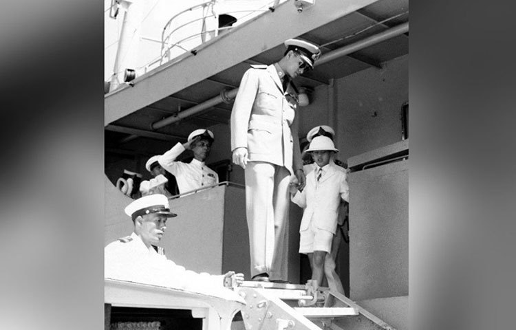 প্রচলিত প্রাচীন রীতি অনুযায়ী রাজা বাজিরালংকর্ণ পরিচিত ‘রাজা দশম রাম’ নামেও। তার জন্ম ১৯৫২ সালের ২৮ জুলাই। বাবা রাজা ভূমিবল আদুলিয়াদেজের মৃত্যুর পর সিংহাসনে বসেন তিনি। বৌদ্ধ ও ব্রাহ্মণ মতে তার রাজ্যাভিষেক হয়। রীতি অনুযায়ী ব্যাঙ্ককে হয় তার রাজ্যভ্রমণ।