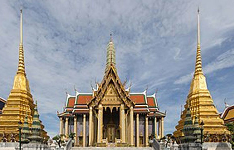 তাইল্যান্ডের প্রাচীন রীতি অনুযায়ী তিনি রাজ্যাভিষেকের আগে সন্ন্যাসজীবনও পালন করেন। ১৯৭৮ সালে তিনি দু’সপ্তাহের জন্য এক বিহারে বৌদ্ধ ভিক্ষু হিসেবে ছিলেন।