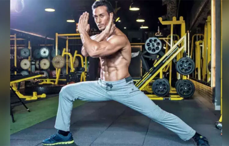 শুধু বিলাসবহুল বাড়িই নয়। মার্শাল আর্টে অভিজ্ঞ টাইগারের দখলে সুপার ফাইট লিগের দল বেঙ্গালুরু টাইগার্সেরও সহ-মালিকানা। বিশ্বের শীর্ষস্থানীয় এই আন্তর্জাতিক মার্শাল আর্ট প্রতিযোগিতার সঙ্গেও তিনি যুক্ত। দুয়ে মিলে তার উপার্জনের পরিমাণ প্রায় ২০০ কোটি রুপি। ছবি: সংগৃহীত