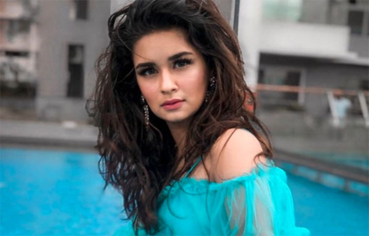 পেশায় টেলিভিশনের অভিনেত্রী হলেও অবনীত কউর জনপ্রিয় টিকটক স্টার। ‘মর্দানি’ ছবিতে অভিনয় করেন অবনীত। টিকটক থেকে মাসে ১৬ লাখ টাকা আয় করেন তিনি।