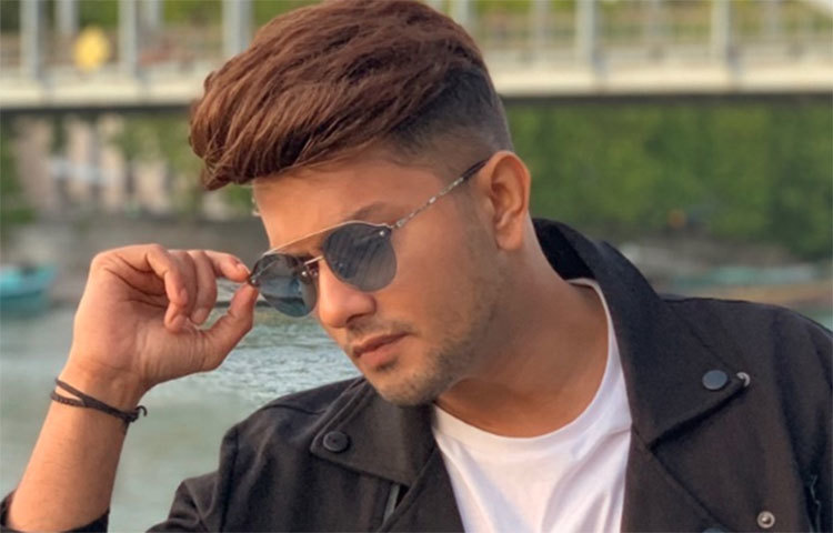 টিকটক স্টার আবেজ দরবারের কোরিওগ্রাফার হিসেবে বেশ নামডাক রয়েছে। টিকটকে কমেডি ভিডিও পোস্ট করেন তিনি। টিকটকে তার ফলোয়ারের সংখ্যা ২ কোটি। এই অ্যাপ থেকে আবেজ মাসে ১৪ লাখ টাকা আয় করেন।