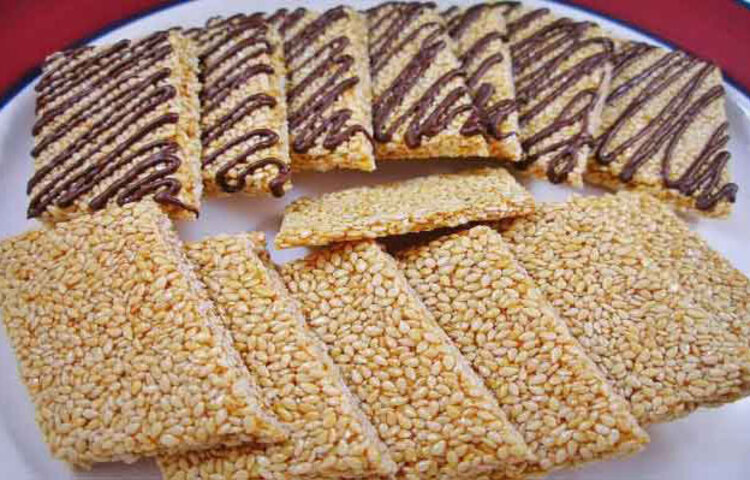 ডায়াবেটিস নিয়ন্ত্রণে কার্যকর ভূমিকা গ্রহণ করে সাদা তিল। সাদা তিলে প্রচুর পরিমাণে ফাইবার তন্তু পাওয়া যায় যা পাচন ক্রিয়াকে মজবুত করে।