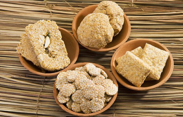 সাদা তিলে এমন সমস্ত উপাদান আছে যা খেলে প্রতিরোধ ক্ষমতা গড়ে ওঠে। ক্যালসিয়াম, ফসফরাস থাকায় হাড়ও মজবুত করে।