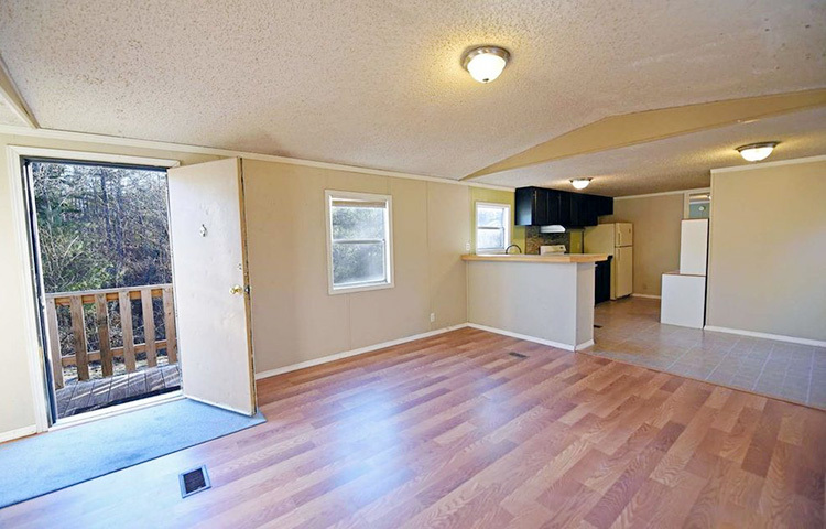 পেন্সিল ইরেজার: নতুন জুতা অনেক সময় টাইলসের উপর স্ক্র্যাচ ফেলে দেয়। এই স্ক্র্যাচের দাগ দূর করতে সাহায্য করবে পেন্সিল ইরেজার। ইরেজার দিয়ে দাগগুলোর উপর ঘষুন। কিছুক্ষণ পর দেখবেন দাগ উঠে গেছে। ছবি: সংগৃহীত