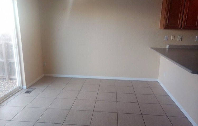 বেকিং সোডা: ঘরের টাইলসের কঠিন দাগ দূর করতে বেকিং সোডা বেশ কার্যকরী। সমপরিমাণ বেকিং সোডা এবং গরম পানি মিশিয়ে পেস্ট তৈরি করুন। এবার একটি টুথ ব্রাশে পেস্টটি লাগিয়ে দাগের স্থানে ঘষুন। এভাবে ১০ মিনিট রাখুন। তারপর গরম পানি দিয়ে ধুয়ে ফেলুন। টাইলসের কোণায় কোনো দাগ থাকলে এইভাবে পরিষ্কার করতে পারবেন। ছবি: সংগৃহীত