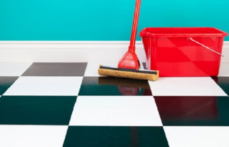 ব্লিচ: ব্লিচ অনেক দ্রুত টাইলসের দাগ পরিষ্কার করে। ৭৫ শতাংশ পানির সঙ্গে ২৫ শতাংশ ব্লিচ পাউডার মিশিয়ে স্ক্রাবার দিয়ে পরিষ্কার করলে টাইলস নতুনের মতো চমক দেবে। ছবি: সংগৃহীত