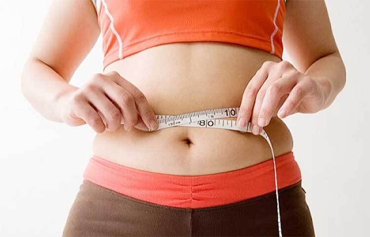 বেলি ফ্যাটের সমস্যায় অনেকেই ভোগেন। শরীরের এই অংশে মেদ তাড়াতাড়ি বাড়লেও কমতে অনেকটা সময় লেগে যায়। বিভিন্ন ব্যায়াম ও যোগ অভ্যাস করা হয় বেলি ফ্যাট কমাতে। কিন্তু তার সঙ্গে সঙ্গেই প্রয়োজন ডায়েটে নজর দেয়া। মেদ কমাতে শরীর হাইড্রেট রাখা অত্যন্ত প্রয়োজন। তাই সকালেই হালকা উষ্ণ পানি খাওয়া যেতে পারে। ছবি: সংগৃহীত