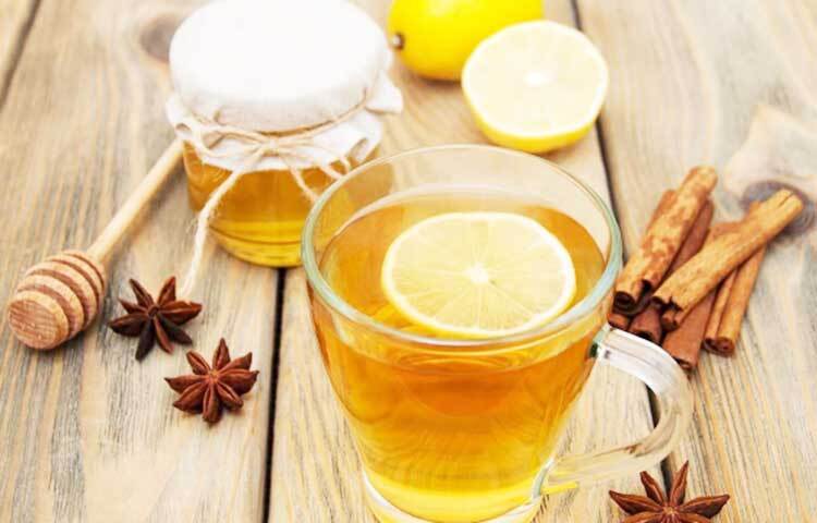 লেবু ও মধুর পানি: উষ্ণ গরম পানিতে লেবু খেতে বহু মানুষ বলে থাকেন। এটি মেদ কমাতে সাহায্য করে। এতে অ্যান্টি-অক্সিড্যান্টস, পেকটিন ফাইবার ও ভিটামিন সি থাকে যা টক্সিন বের করতে সাহায্য করে, মেটাবলিজম বাড়ায় ও হজমে সাহায্য করে। ফলে বেলি ফ্যাটও কমতে পারে। ছবি: সংগৃহীত