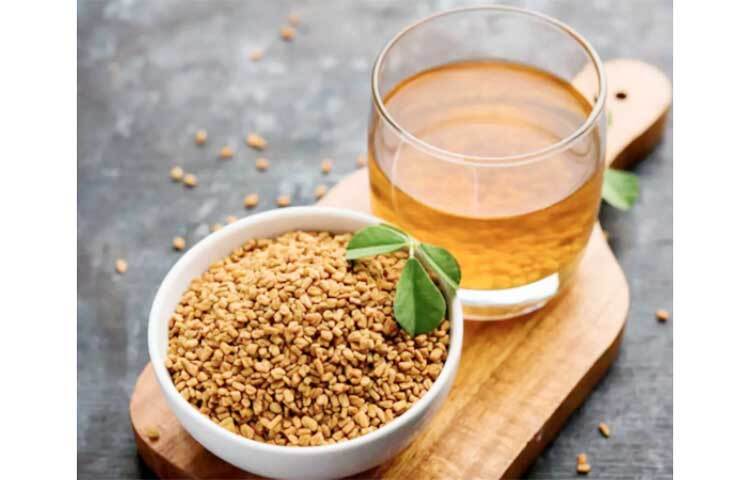 মেথি ভেজানো পানি: মেথির একাধিক পুষ্টিগুণ রয়েছে। এটি সুগার নিয়ন্ত্রণ করে, লিভার ভালো রাখে ও মেটাবলিজম বাড়ায়। পাশাপাশি মেথি শরীরের তাপমাত্রা বাড়ায়। যা ওজন কমাতে সাহায্য করে। খালি পেটে মেথি ভেজানো পানি খেতে মেদ কমতে পারে। ছবি: সংগৃহীত