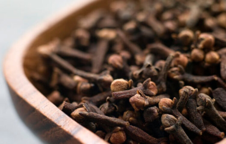 সর্দি-কাশি: অনেক সময় আমাদের সর্দি,কাশি হয় আর তাতে আরাম পাওয়ার জন্য লবঙ্গ খাওয়া যেতে পারে। এছাড়াও লবঙ্গ খেলে কফ দূর হয়। নিঃশ্বাসে বাজে দুর্গন্ধও দূর হয়।