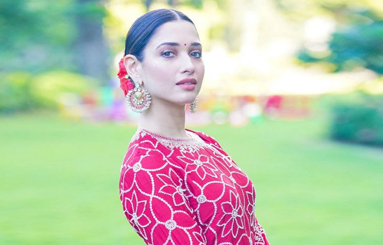 ২০০৫ সালে চান্দ সা রোশন চেহ্রা ছবির মধ্য দিয়ে বলিউডে পা রাখেন তামান্না।