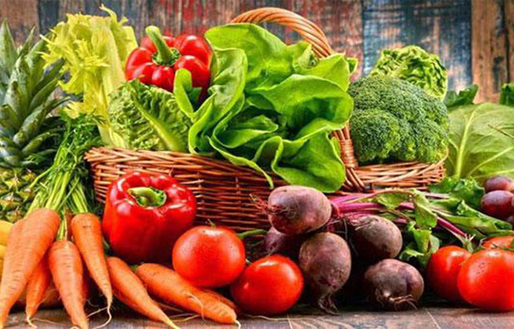 আপনার ক্লান্তির কারণ পারে এই ভিটামিনগুলোর ঘাটতি। যেমন, ভিটামিন বি১২ ডিএনএ গঠন ও লোহিত রক্ত কণিকা তৈরি করতে সাহায্য করে ভিটামিন বি১২। পাশাপাশি এই ভিটামিন স্নায়ুতন্ত্রের প্রক্রিয়াকে সক্রিয় রাখতেও সাহায্য করে। যদি আপনার শরীরে এই ভিটামিনের ঘাটতি দেখা দেয়, তা হলে সারাদিন ক্লান্তি। শরীরে বি১২-এর ঘাটতির জেরে দুর্বলতা অনুভব হতে পারে। যেহেতু বি১২ কম থাকলে লোহিত রক্ত কণিকা তৈরিতে সমস্যা হয়, তাই শরীরে অক্সিজেন সরবরাহেও সমস্যা দেখা দেয়। শরীরে বি১২-র পরিমাণ বাড়াতে তাই মাছ, মাংস, ডিম, ঢেঁকি ছাটা চাল ও বি-কমপ্লেক্স সম্বৃদ্ধ শাক-সবজি খান। ছবি: সংগৃহীত