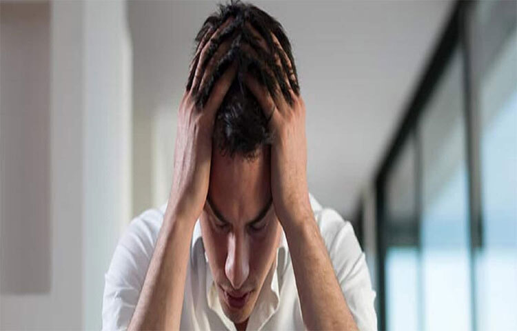 শরীরে ভিটামিন বি-১২ এর ভূমিকা: ভিটামিন বি-১২ এর অভাবে ভুলে যাওয়ার প্রবণতা, দুর্বলতা, মাথা ঘোরা, দুশ্চিন্তা, বিষণ্ণতা ইত্যাদি সমস্যা হতে পারে। রক্তশূন্যতাও দেখা দিতে পারে। রক্তশূন্যতায় রোগী দুর্বল হয়ে পড়ে, অল্প শ্রমেই ক্লান্ত ও হাঁপিয়ে ওঠে, বুক ধড়ফড় করে। পাকস্থলীর সমস্যার ঝুঁকি বাড়িয়ে দেয়। হতে পারে কোষ্ঠকাঠিন্য। দীর্ঘদিন ভিটামিন বি-১২ এর ঘাটতির কারণে স্নায়বিক সমস্যা হতে পারে। ফলে হাঁটতে-চলতে এবং ভারসাম্য রাখতে অসুবিধা হয়। রক্তশূন্যতা বা স্নায়বিক সমস্যায় চিকিৎসকের পরামর্শ নিতে হবে। ছবি: সংগৃহীত