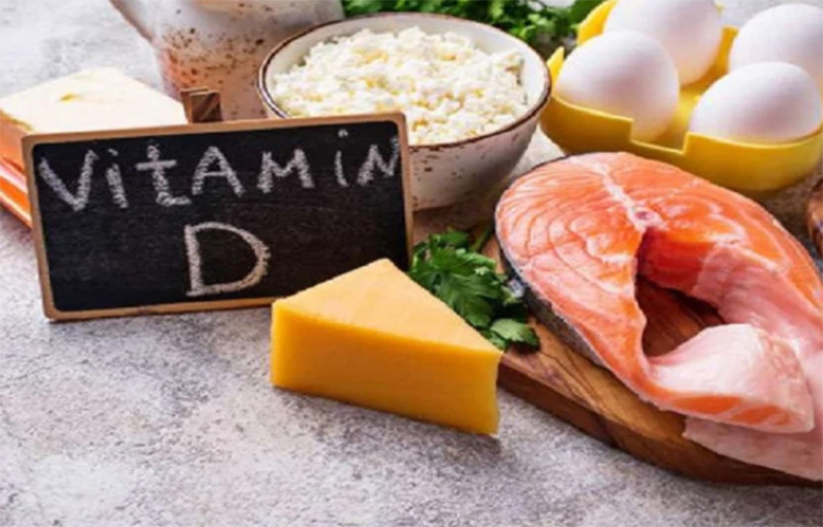ভিটামিন ডি শরীরের প্রক্রিয়াগুলোকে সতেজ ও সচল রাখতে ভিটামিন ডি-র ভূমিকা অত্যন্ত গুরুত্বপূর্ণ। সাধারণত সূর্যরশ্মি থেকেই শরীরে প্রবেশ করে এই ভিটামিন। এর মধ্যে থাকা ক্যালসিয়াম হাড় ও দাঁতকে আরো মজবুত করে। শরীরে রোগ প্রতিরোধ ক্ষমতা গড়ে তুলতেও ভিটামিন ডি-র ভূমিকা অপরিসীম। তাই শরীরে ভিটামিন ডি-র মাত্রা কম হলে, আলস্য ঘিরে ধরতে পারে আপনাকে। এই ভিটামিনের সবচেয়ে বড় উৎস হলো সূর্যালোক। এ ছাড়াও স্যামন মাছ, কড লিভার তেল, ডিমের কুসুম, মাশরুম ও প্রয়োজনীয় পুষ্টিকর খাবার খান। ছবি: সংগৃহীত