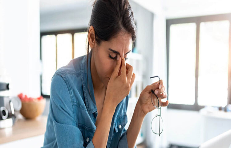 ভিটামিন বি-১২ কম হলে কী হয়: সারা দিন ক্লান্ত লাগা এবং দুর্বলভাব এই ভিটামিন ঘাটতির অন্যতম লক্ষণ। শরীরে ভিটামিন বি ১২ পর্যাপ্ত পরিমাণে না থাকলে লাল রক্ত কোষ তৈরি হয় না। ফলে শরীরে অক্সিজেন চলাচল স্বাভাবিক নিয়মে হয় না। এর কারণে প্রায়ই নিঃশ্বাসের সমস্যা দেখা দিতে পারে। ঝাপসা দৃষ্টিশক্তিও বি-১২ ভিটামিনের অভাবের আরও একটি লক্ষণ। এই ভিটামিনের ঘাটতি প্রভাব ফেলে বিভিন্ন স্নায়ুতে। তার মধ্যে রয়েছে অপটিক নার্ভও। এছাড়া ফ্যাকাসে ত্বকও ভিটামিন বি ১২ ঘাটতির লক্ষণ। ত্বকের রঙ হলদেটে ফ্যাকাশে, জন্ডিস হলে যেমন হয়, তেমন দেখতে লাগলে অবিলম্বে ডাক্তার দেখাতে হবে। ছবি: সংগৃহীত