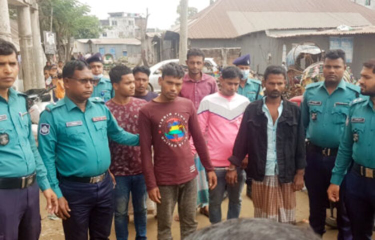 গাজীপুরে ডাকাতির প্রস্তুতিকালে দেশীয় অস্ত্রসহ ছয়জন ও দুই লাখ ৬৩ হাজার টাকার জাল নোটসহ দুইজনকে আটক করেছে পুলিশ।