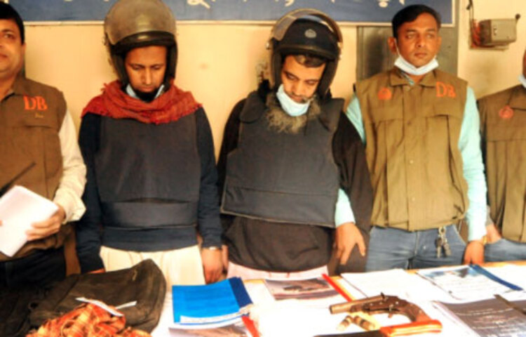 নিষিদ্ধ ঘোষিত জঙ্গি সংগঠন আনসার আল-ইসলামের দাওয়াহ বিভাগের দুই সক্রিয় সদস্যকে গ্রেফতার করেছে বগুড়া জেলা গোয়েন্দা পুলিশ। শুক্রবার (২৭ নভেম্বর) বগুড়ার পুলিশ সুপার আলী আশরাফ ভূঞা এক প্রেস বিজ্ঞপ্তিতে এ তথ্য জানান।