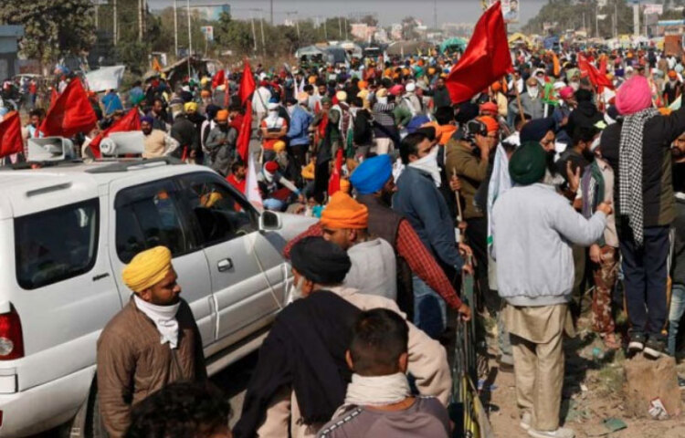 কৃষি আইন বাতিলের দাবিতে ভারতের পাঞ্জাব থেকে মিছিল করে ‘দিল্লি চলো’র ডাক দিয়েছিলেন ভারতীয় কৃষকরা। বৃহস্পতিবার সারাদিন ধরেই হরিয়ানার পুলিশ বিভিন্ন ভাবে ছত্রভঙ্গ করার চেষ্টা করেছে বিক্ষোভরত কৃষকদের। আজও বিক্ষোভ অব্যাহত রয়েছে।