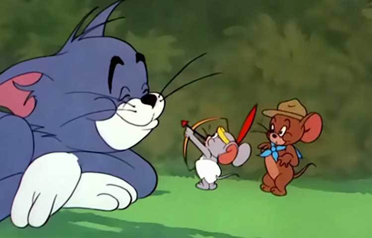 প্রথম পর্বে ইঁদুর ও বিড়ালের নাম ছিল ‘জ্যাসপার’ ও ‘জিঙ্কস’। পরে তা পরিবর্তন করে রাখা হয় ‘টম’ ও ‘জেরি’। কার্টুনের চরিত্রদের সব কার্যকলাপ ফুটিয়ে তোলে স্কট ব্র্যাডলির আবহ সংগীত। টমের মানুষের মত চিৎকারের কণ্ঠ দেন হ্যান্না।