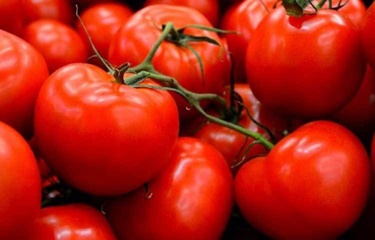 টমেটোতে রয়েছে আঁশ, পটাশিয়াম, ভিটামিন সি এবং কলিন নামক গুরুত্বপূর্ণ পুষ্টি উপাদান। এসবই হার্টের স্বাস্থ্যের জন্য উপকারী।