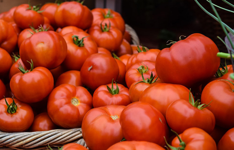 টমেটোর উপরের সবুজ অংশ বাদ দিয়ে দিন, ভালো করে ধুয়ে গায়ে লেগে থাকা পানি মুছে ছোট ছোট টুকরো করে রাখুন। ছবি: সংগৃহীত