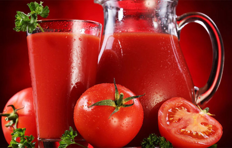 টমেটোর রসে ক্যালরির পরিমাণ খুব কম। একটি ১০০ গ্রাম টমেটোতে মাত্র ১৭ গ্রাম ক্যালরি থাকে। এতে মূলত পানির পরিমাণ বেশি থাকে। একটি টমেটোতে প্রায় ৯৪ শতাংশ খালি পানিই থাকে। তাই এটি ওজন কমাতে সাহায্য করে। ছবি: সংগৃহীত