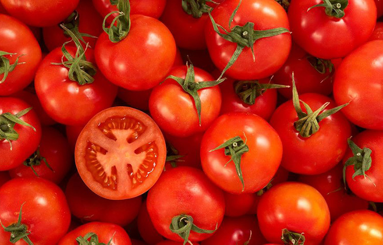 এবারে কাঁচের বয়ামে একটু লবণ দিয়ে ফোটানো টমেটো ভরে ভালো করে বয়ামের মুখ আটকে রেখে দিন। ২০-২৫ দিন অনায়াসে ব্যবহার করতে পারবেন এই টমেটো। ছবি: সংগৃহীত