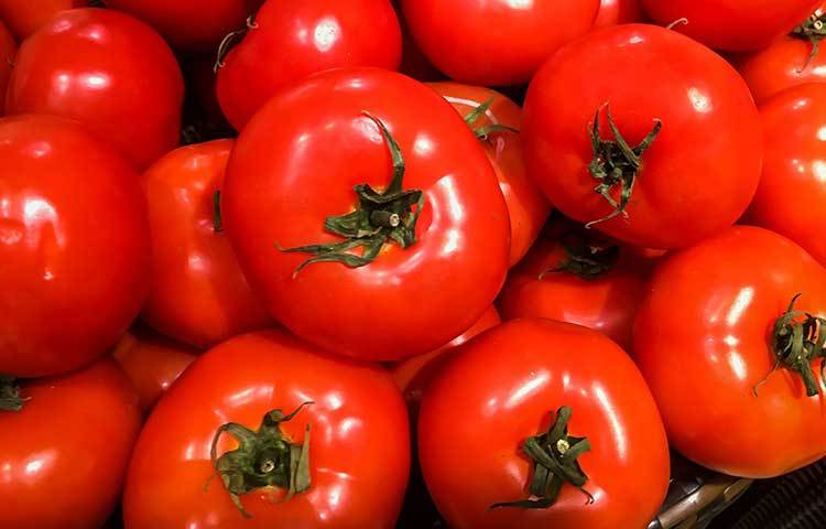 টমেটো লাইকোপেন, লুটেইন এবং বেটা ক্যারোটিনের ভালো উৎস। এগুলো শক্তিশালী অ্যান্টিঅক্সিডেন্ট যা চোখের স্বাস্থ্য ঠিক রাখে।