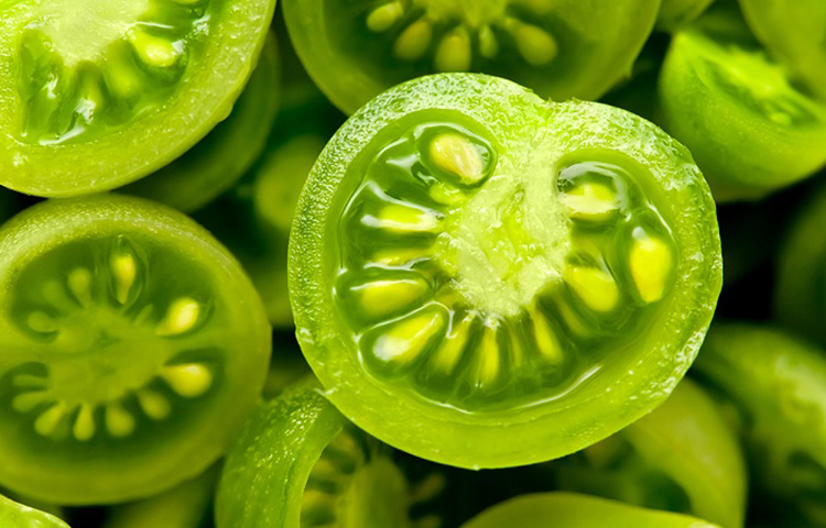 ত্বকের সৌন্দর্য বৃদ্ধি পায়: টমেটোয় আছে লাইকোপেন নামে একটি উপাদান। যা ত্বকের সৌন্দর্য বৃদ্ধিতে বিশেষ ভূমিকা পালন করে থাকে। এ ক্ষেত্রে আরেকভাবেও এই সবজিটিকে কাজে লাগাতে পারেন। ১০-১২টা টমেটো নিয়ে ভেতরটা পরিষ্কার করে নিন। তারপর টমেটোর স্কিনটা খুলে সারা মুখে কিছুক্ষণ লাগিয়ে রাখুন। ১০ মিনিট পরে ভালো করে মুখটা ধুয়ে নিন। সপ্তাহে কয়েকবার এমনভাবে ত্বকের পরিচর্যা করলে দেখবেন বলিরেখা কমতে শুরু করবে। সেই সঙ্গে ত্বকের উজ্জ্বলতা বৃদ্ধি পাবে।