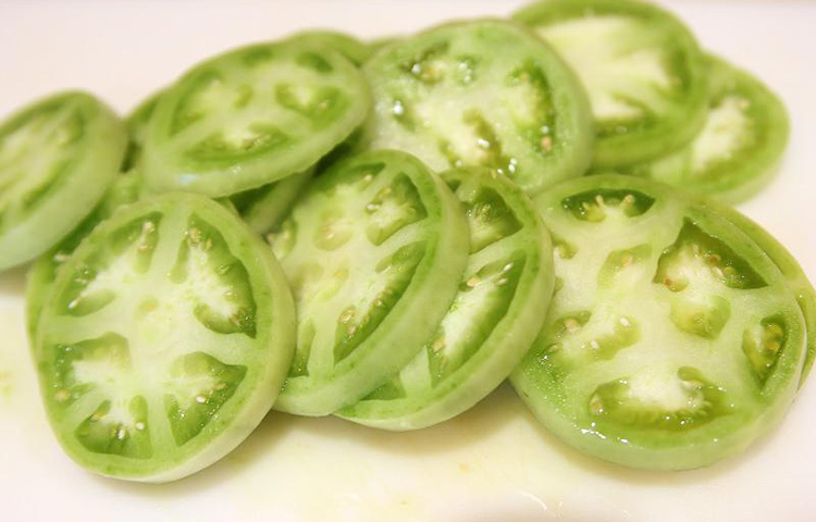 হাড় শক্ত হয়: ক্যালসিয়াম এবং ভিটামিন সমৃদ্ধ হওয়ার কারণে হাড়ের স্বাস্থ্যের উন্নতিতে টমেটোর কোনো বিকল্প হয় না বললেই চলে। তাই তো বুড়ো বয়সে অস্টিওপোরোসিসের মতো রোগের হাত থেকে বাঁচতে এখন থেকেই টমেটো খাওয়া শুরু করুন। দেখবেন উপকার পাবেন।