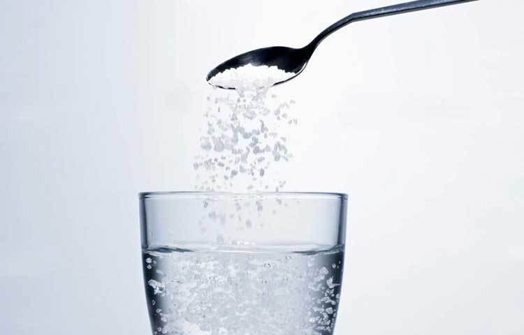 লবণ-পানি: গরম পানিতে লবণ মিশিয়ে ভেপার নিন। এই সময় চাদর দিয়ে নিজেকে মুড়ে ফেলুন। কান-মাথা যেন অবশ্যই জড়ানো তাকে। ফ্যানের বাতাস থেকেও দূরে থাকতে হবে। গলা ব্যথা, টলসিলের অসুখ থেকে অনেকটা আরাম দেয় এই লবণ-পানির ভেপার।