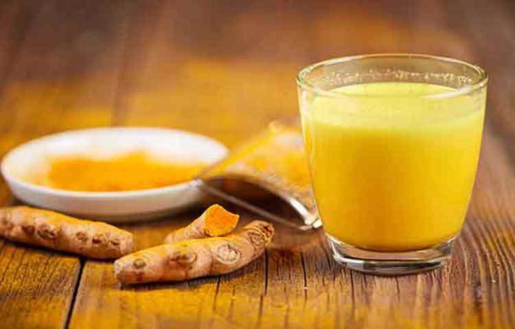 দুধে হলুদ: খুশখুশে কাশি থেকে টনসিলের সংক্রমণের সঙ্গে লড়াই-ফোটানো দুধে এক চিমটে হলুদ মিশিয়ে খাওয়া এর অন্যতম ওষুধ! হলুদের অ্যান্টিইনফ্লামেটরি উপাদান সংক্রমণ দূর করে। এছাড়া হলুদে প্রাকৃতিকভাবেই অ্যান্টিসেপটিক উপাদান থাকে। তাই হলুদের প্রভাবে গলার প্রদাহও দূর হয় অনেকটাই।