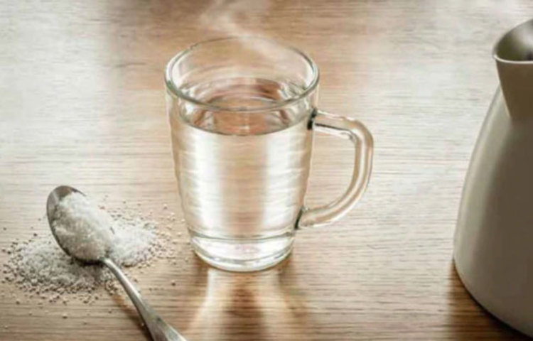 লবণ পানি: গলা ব্যথা শুরু হলে যে কাজটি কম-বেশি আমরা প্রায় সকলেই করে থাকি তা হল, সামান্য উষ্ণ জলে নুন দিয়ে গার্গেল করা। এটি টনসিলে সংক্রামণ রোধ করে ব্যথা কমাতে খুবই কার্যকরী। শুধু তাই নয়, উষ্ণ নুন জল দিয়ে গার্গেল করলে গলায় ব্যাকটেরিয়ার সংক্রামণের আশঙ্কাও দূর করে দেয়।