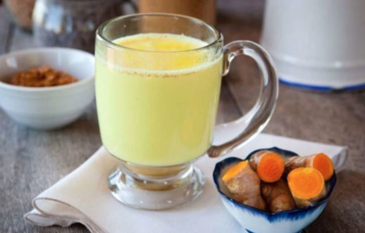 হলুদ দুধ: এক কাপ গরম দুধে এক চিমটি হলুদ মিশিয়ে নিন। গরুর দুধে হলুদ মিশিয়ে সামান্য গরম করে খেলে উপকার পাওয়া যায়। হলুদ অ্যান্টি ইনফ্লামেন্টরী, অ্যান্টি ব্যায়টিক এবং অ্যান্টি অক্সিডেন্ট সমৃদ্ধ একটি উপাদান যা গলা ব্যথা দূর করে টনসিলে সংক্রামণ কমাতে সাহায্য করে থাকে।