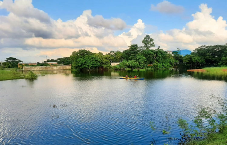 সবুজ প্রকৃতিতে কিছুটা সময় কাটালে ভালো লাগবে। কেউ চাইলে কায়াকিং এবং নৌকা ভ্রমণও করতে পারেন। চাইলে গোসলও করতে পারেন, পানি খুবই পরিষ্কার। কায়াকিং ৭৫ টাকা জনপ্রতি ৩০ মিনিটের জন্য। নৌকা ভ্রমণ ১০০-১৫০ টাকা। তবে ওঠার আগে দরদাম করে নেয়াই ভালো।