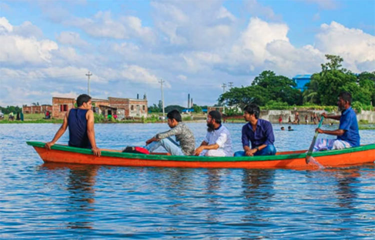 কায়াকিং হচ্ছে ভ্রমণ করার জন্য একধরনের ছোট নৌকা, যা বৈঠা বা লগি ব্যবহার করে চালানো যায়। ইচ্ছেমতো ঘুরতে পারবেন পানি দেখতে দেখতে। কায়াকিং চালাতে বেগ পেতে হয় না। কেবল নৌকা ডানে ও বামে নেওয়ার কৌশল রপ্ত করলেই নির্ভেজাল আনন্দে ঘুরতে পারবেন।