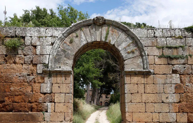 খ্রিস্টের জন্মের ২৪১ বছর আগে তৈরি হওয়া এই শহরে জনজীবন ছিল খ্রিস্টীয় সপ্তম শতাব্দী অবধি। পাঁচিল দিয়ে ঘেরা এই শহর ছিল ছোট। মোট আয়তন ছিল মাত্র ০.১ বর্গমাইল বা ০.৩ বর্গকিলোমিটার।