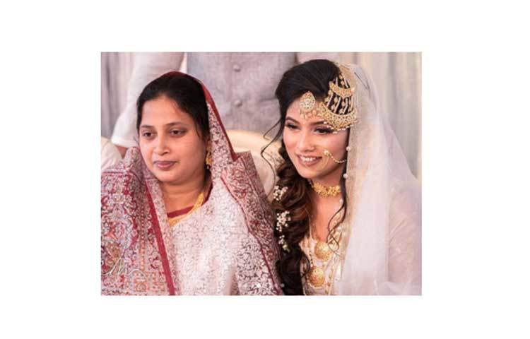 টয়া বলেন, ‘আসলে হঠাৎ করেই হয়েছে বিয়ের সিদ্ধান্তটা। আমাদের সম্পর্কের কথা কাছের কয়েকজন বন্ধু জানতেন। ২৯ ফেব্রুয়ারি দিনটিকে স্মরণীয় করে রাখতেই বিয়ের দিন হিসেবে আজকের তারিখটি ঠিক করি। সামনে আয়োজন করে সবাইকে নিয়ে অনুষ্ঠান করা হবে। আমাদের জন্য সবাই দোয়া করবেন।’