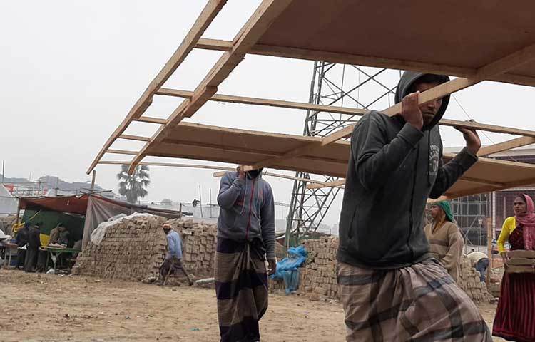 একটি প্যাভিলিয়নে রঙ করার কাজ নিয়েছেন ঠিকাদার হাবিব মিয়া। তিনি বলেন, ‘নাদিয়া ফার্নিচারের এ প্যাভিলিয়নটা রঙ করে দেয়ার কাজ নিয়েছি। রঙের সবকিছু করে দেব। গত ৮ ডিসেম্বর থেকে কাজ শুরু করেছি। আশা করি, ২৮ ডিসেম্বর কাজ শেষ অইব।’ ছবি: জাগো নিউজ