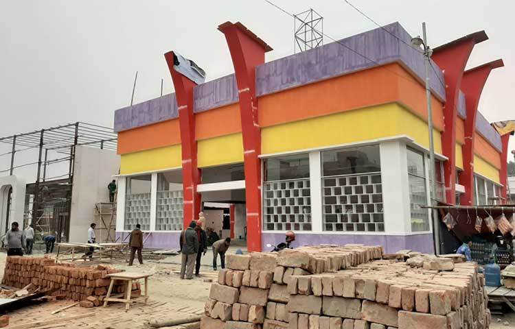 রঙে রঙে সাজানো হচ্ছে স্টল। ছবি: জাগো নিউজ