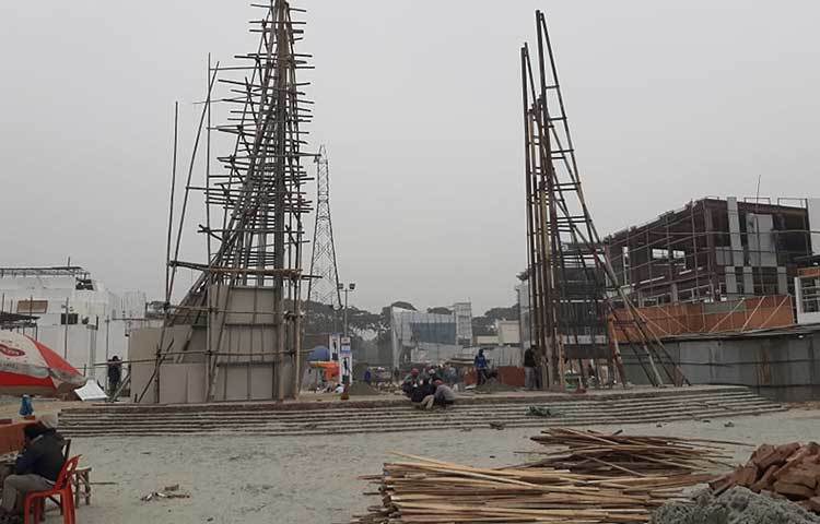 কেউবা পেরেক ঠুকে চলছেন। মালামাল আনা-নেয়ায় ব্যস্ত কেউ কেউ, মালবাহী যানবাহনও ছুটে চলছে। সবাই যার যার মতো কাজ করে চলছেন। টুং-টাং, খট খট শব্দে মুখরিত চারপাশ। ছবি: জাগো নিউজ