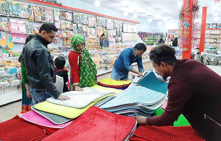 স্টলগুলোতে ক্রেতাদের উপস্থিতি কম। ছবি: বিপ্লব দিক্ষিৎ