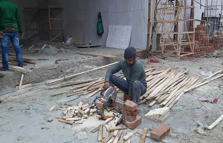 রোববার (২২ ডিসেম্বর) সকালে রাজধানীর শেরেবাংলা নগরে বঙ্গবন্ধু আন্তর্জাতিক সম্মেলন কেন্দ্রের পাশে এভাবেই চলছিল ঢাকা আন্তর্জাতিক বাণিজ্য মেলা ২০২০-এর কাজ। ছবি: জাগো নিউজ