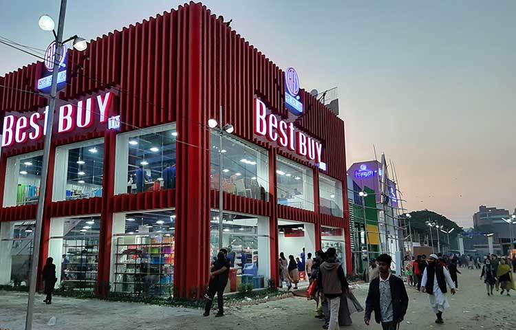 মেলার দ্বিতীয় দিন বৃহস্পতিবার নির্ধারিত সময় সকাল ১০টায় মেলার গেট খোলা হয়। মেলাতে ক্রেতাদের ভিড় নেই বললেই চলে। ছবি: বিপ্লব দিক্ষিৎ