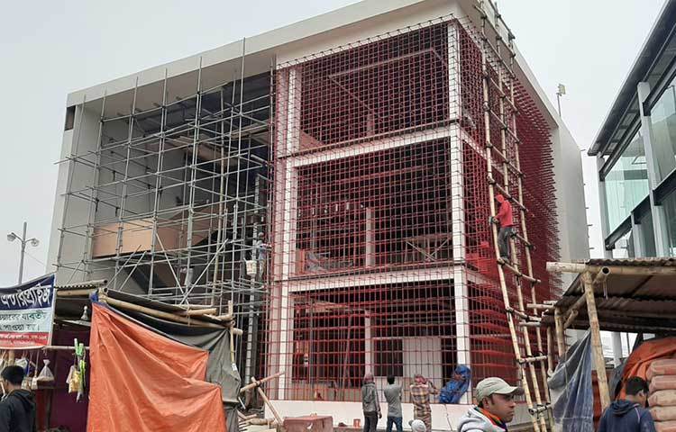 ১ জানুয়ারি থেকে শুরু হচ্ছে মাসব্যাপী মেলা। মেলার প্যাভিলিয়নসহ নানা অবকাঠামো তৈরিতেই এমন ব্যস্ত সময় পার করছেন সংশ্লিষ্টরা। ছবি: জাগো নিউজ