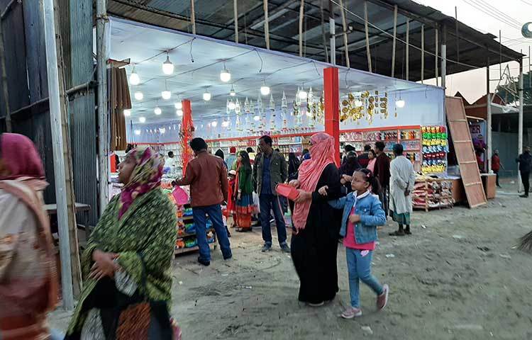 মেলাতে ঘুরছেন ক্রেতা-বিক্রেতারা। ছবি: বিপ্লব দিক্ষিৎ