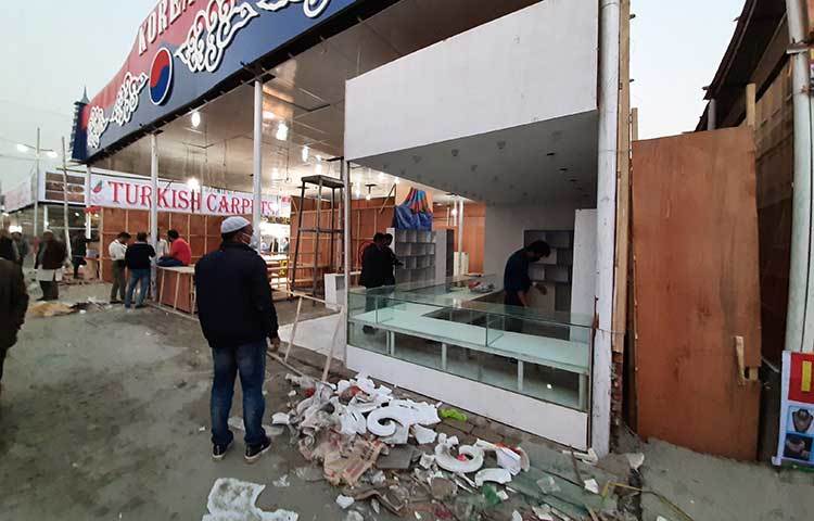 এখনও অনেক স্টলের নির্মাণ কাজ চলছে। ছবি: বিপ্লব দিক্ষিৎ